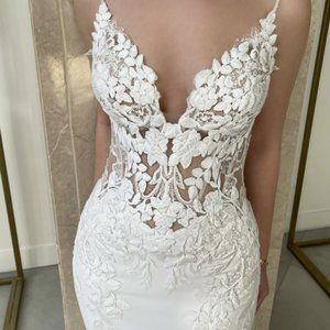 Enzoani, Pearl Wedding Dress, Size 4 with custom back, extended train and cape
